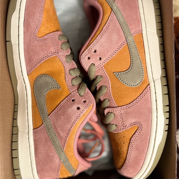 Nike Dunks Red Stardust